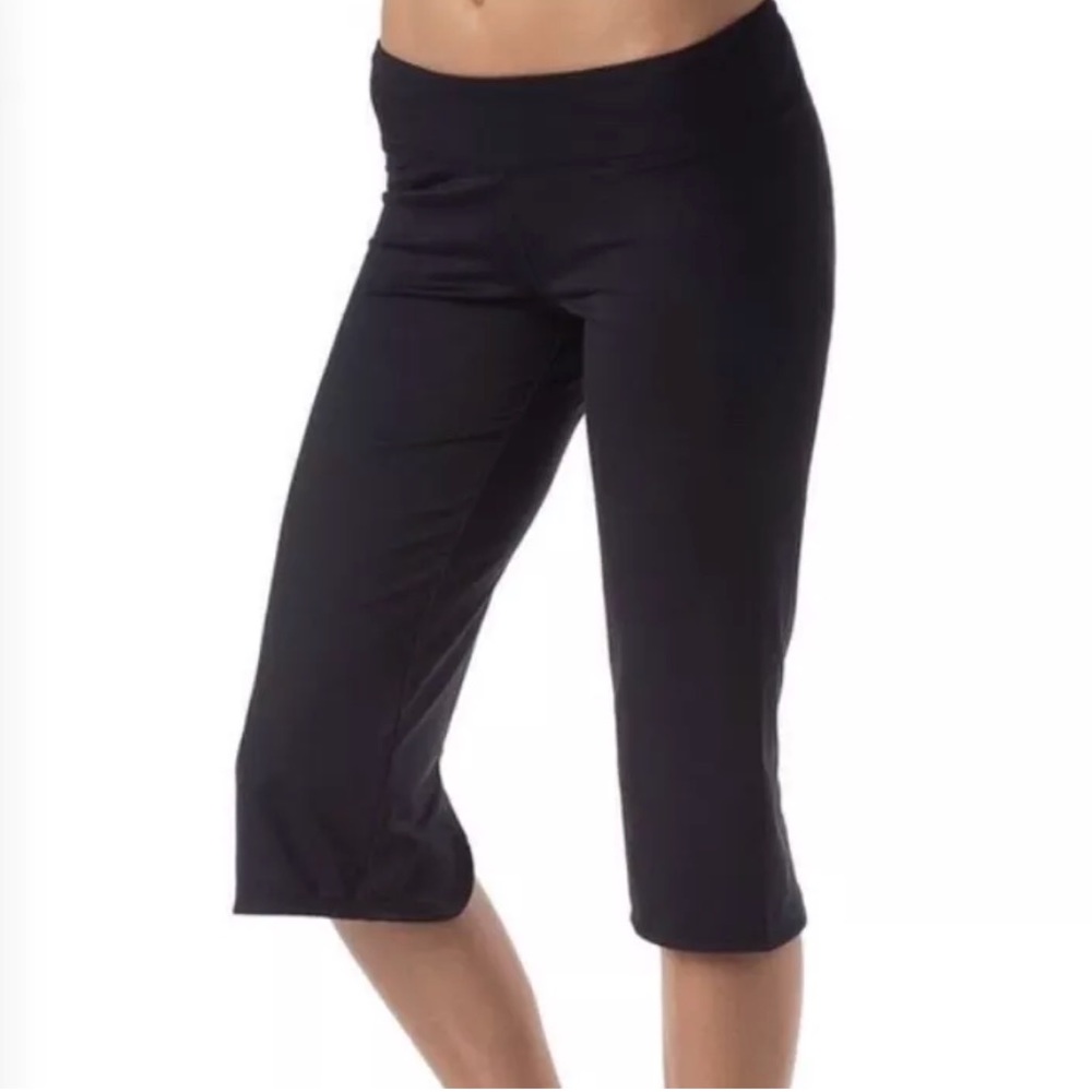 Lululemon Black Capri Leggings. Loun material. 4